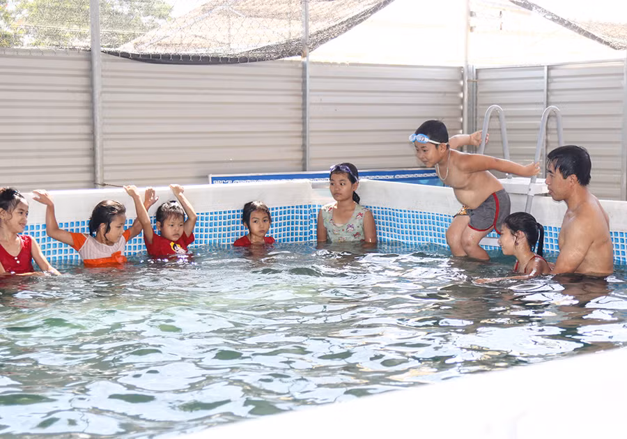 Học sinh học bơi tại Trường THCS Nghĩa Hội, huyện Nghĩa Đàn, Nghệ An