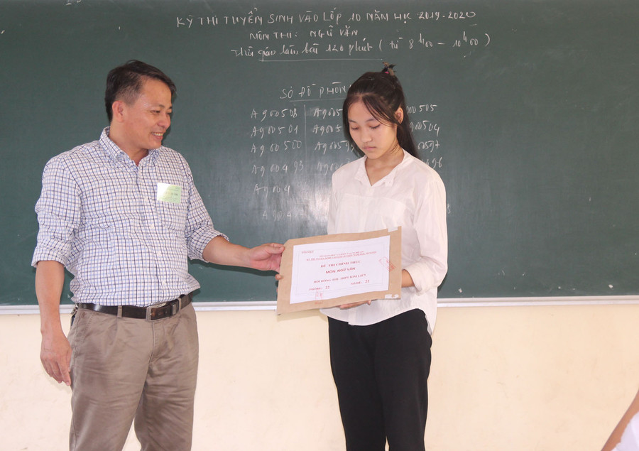 Học sinh kiểm tra, xác nhận niêm phong túi đựng đề thi Học sinh kiểm tra, xác nhận niêm phong túi đựng đề thi