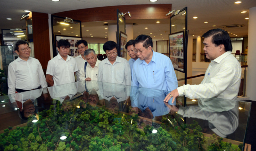 Ông Nguyễn Trọng Nghĩa thăm Cơ quan TTXVN khu vực phía Nam. (Ảnh: TTXVN)