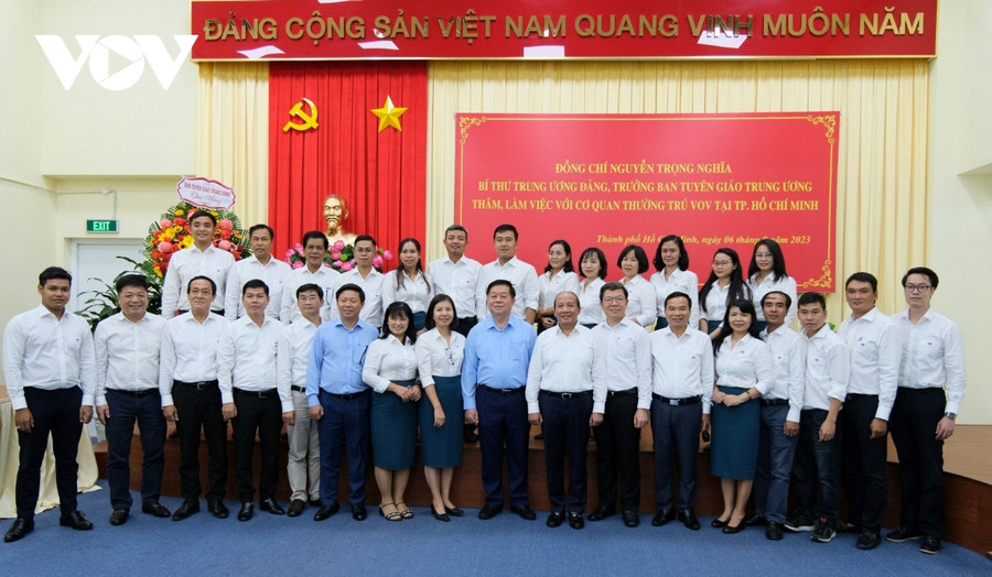 Ông Nguyễn Trọng Nghĩa chụp ảnh cùng cán bộ, phóng viên VOV TPHCM. (Ảnh: VOV)