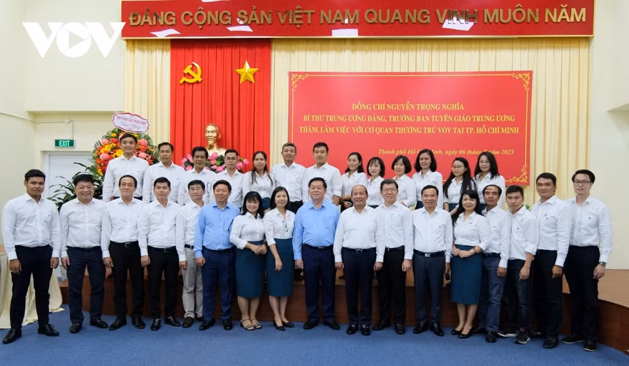 Ông Nguyễn Trọng Nghĩa chụp ảnh cùng cán bộ, phóng viên VOV TPHCM. (Ảnh: VOV)