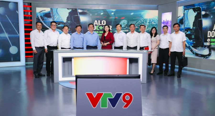 Ông Nguyễn Trọng Nghĩa chụp ảnh cùng cán bộ, viên chức Trung tâm Truyền hình Việt Nam tại TPHCM. (Ảnh: Tạp chí Tuyên giáo)