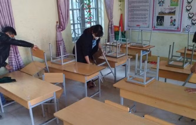 Vệ sinh lớp học bàn ghế diễn ra ở các nhà trường