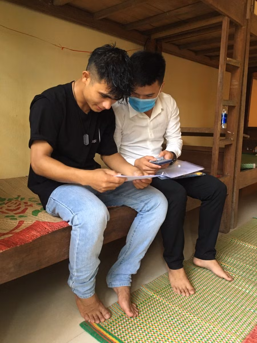 Các thí sinh lưu trú tại ký túc xá trường PTDT Nội trú tỉnh cùng nhau kiểm tra lại bài làm môn Toán của mình sau buổi thi.