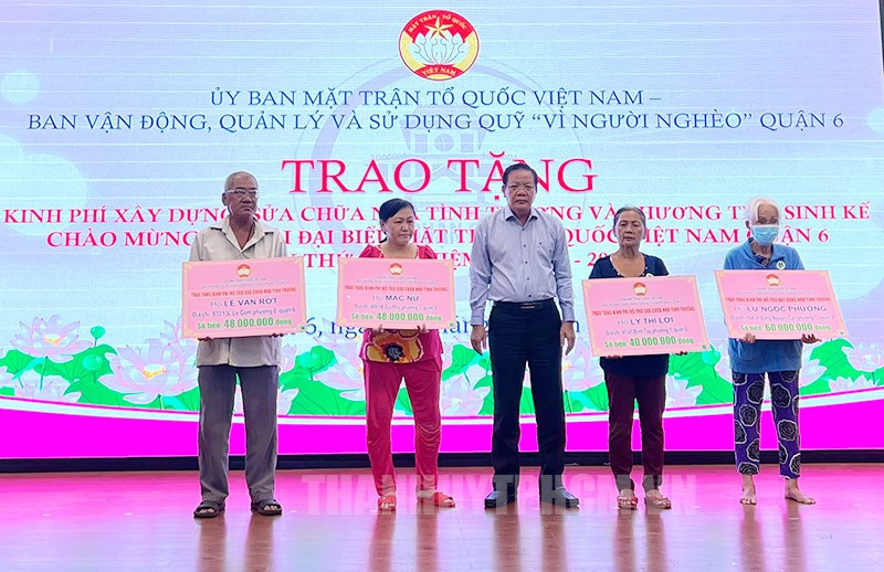 Quận 6 trao tặng kinh phí xây dựng, sửa chữa nhà tình thương cho hộ nghèo, hộ cận nghèo. (Ảnh: Thành ủy TPHCM) Quận 6 trao tặng kinh phí xây dựng, sửa chữa nhà tình thương cho hộ nghèo, hộ cận nghèo. (Ảnh: Thành ủy TPHCM)