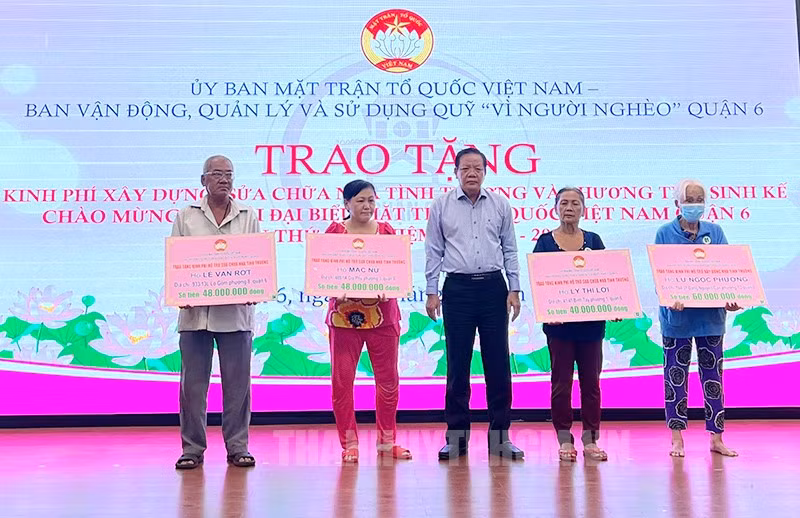 Quận 6 trao tặng kinh phí xây dựng, sửa chữa nhà tình thương cho hộ nghèo, hộ cận nghèo. (Ảnh: Thành ủy TPHCM)