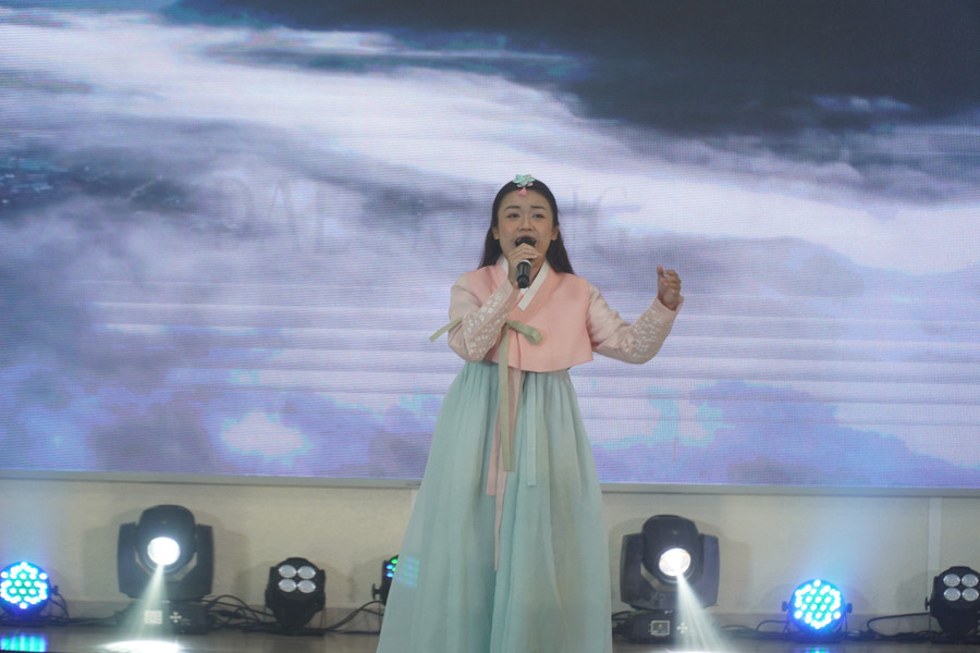 Hoạt động văn nghệ trong lễ khai mạc lễ hội chữ Hàn. Ảnh: Mạnh Tùng