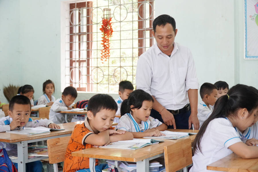 Việc đưa học sinh từ điểm lẻ về trường chính nhằm thực hiện chương trình GDPT 2018, giáo dục toàn diện và tăng cường kỹ năng cho các em dân tộc thiểu số. Ảnh: Hồ Lài.