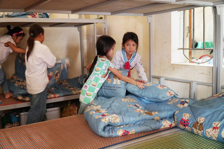 Các em ở bán trú được hướng dẫn và quen dần với nề nếp sinh hoạt tập thể, dậy đúng giờ, gấp chăn gọn gàng, giữ vệ sinh chung... Ảnh: Hồ Lài.