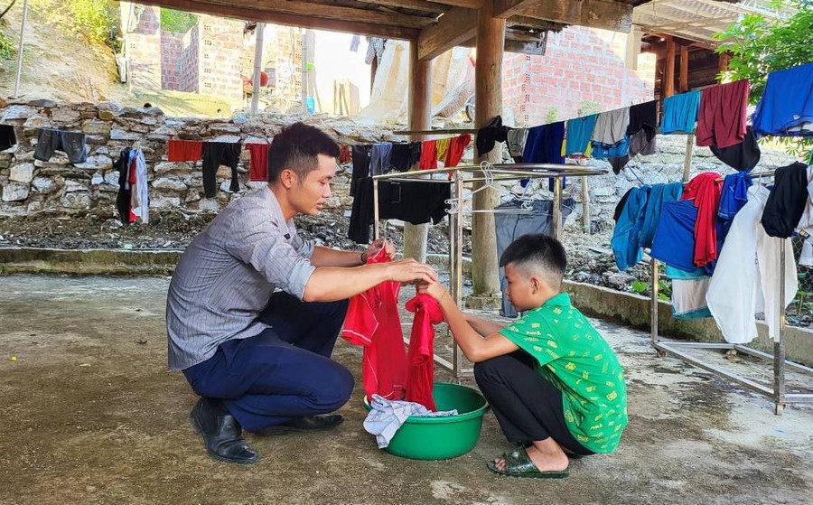 Theo thầy Kha Văn Thông - Hiệu trưởng Trường Tiểu học Nga My, biết nhà trường thuê nhà cho học sinh, nên người dân cho thuê giá &quot;hữu nghị&quot; 1,5 triệu/tháng. Nhà trường cử giáo viên trực quản lý thường xuyên và hướng dẫn các em tự sinh hoạt cá nhân. Ảnh: Hồ Lài.