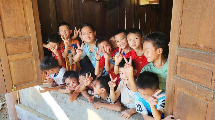 Do số phòng bán trú trong trường không đảm bảo đủ nhu cầu cho 116 học sinh, nên Trường Tiểu học Nga My thuê thêm nhà sàn của người dân gần trường cho học sinh ở. Ảnh: Hồ Lài.