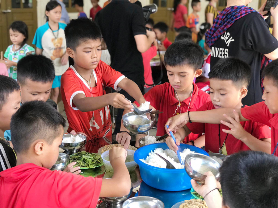 Chế độ ăn được hỗ trợ theo chính sách quy định dành cho học sinh dân tộc bán trú. Bữa ăn có đầy đủ cơm, canh, rau và thức ăn (cá hoặc thịt, trứng...) tùy bữa. Ảnh: Hồ Lài.