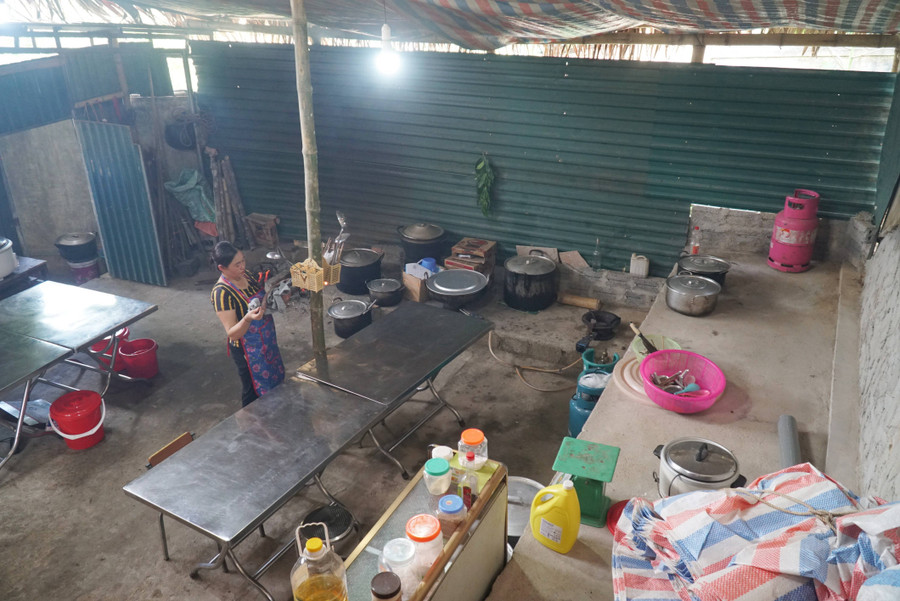 Bếp ăn bán trú cho học sinh nhà trường cũng được tận dụng từ bếp ăn của giáo viên trước đây, có mở rộng và lắp thêm tôn để phục vụ nấu ăn cho hơn 100 học sinh. Ảnh: Hồ Lài.