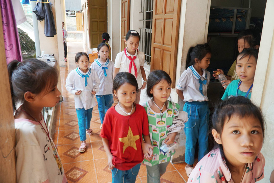 Để có chỗ ở cho trò bán trú, nhà trường đã nhường dãy nhà ký túc giáo viên cho các em, đồng thời mua sắm, kêu gọi ủng hộ các vật dụng sinh hoạt như giường tầng, chăn ấm... Ảnh: Hồ Lài.