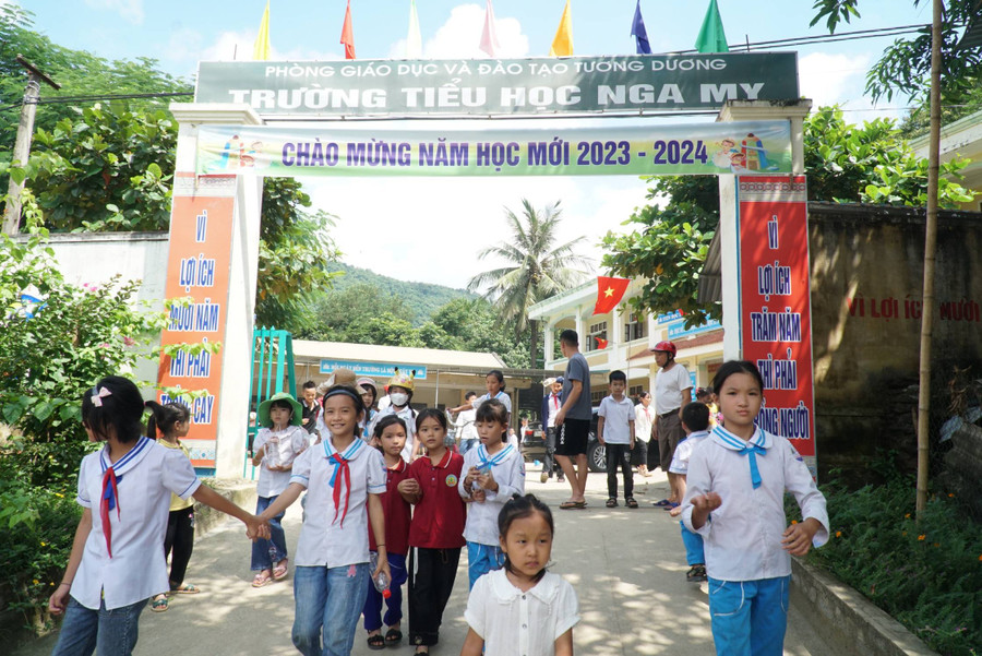 Năm học này, trường có 116 học sinh bán trú, đến từ các bản như: bản Canh, Văng Môn, Na Kho, Xốp Kho, Na Ngân… trong đó nơi xa nhất cách trường hơn 20km. Ảnh: Hồ Lài.