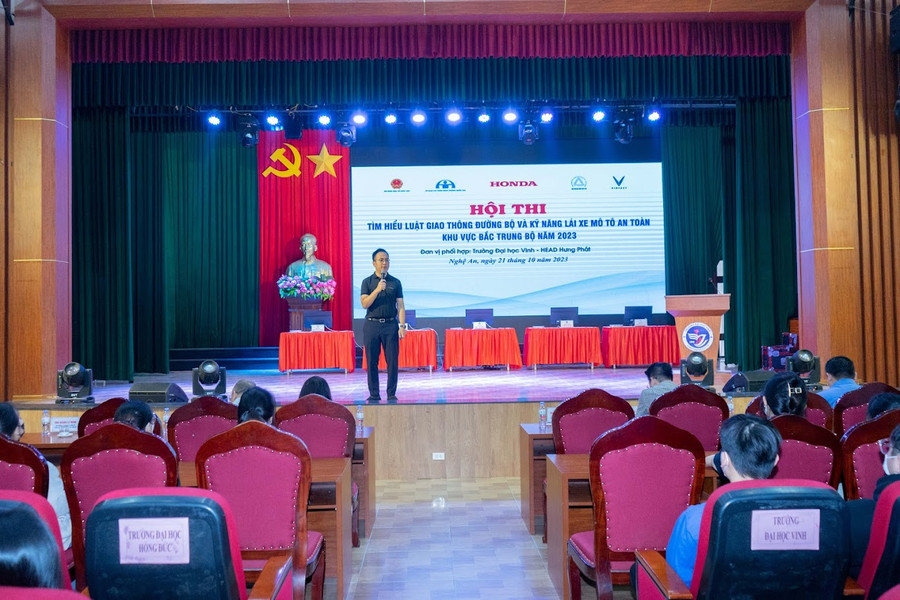 Sinh viên nghe tuyên truyền kiến thức kiến tạo thế hệ xanh, bảo hiểm bắt buộc trách nhiệm dân sự của chủ xe cơ giới, kiến thức, kỹ năng về ATGT. Ảnh: Hồ Lài. Sinh viên nghe tuyên truyền kiến thức kiến tạo thế hệ xanh, bảo hiểm bắt buộc trách nhiệm dân sự của chủ xe cơ giới, kiến thức, kỹ năng về ATGT. Ảnh: Hồ Lài.