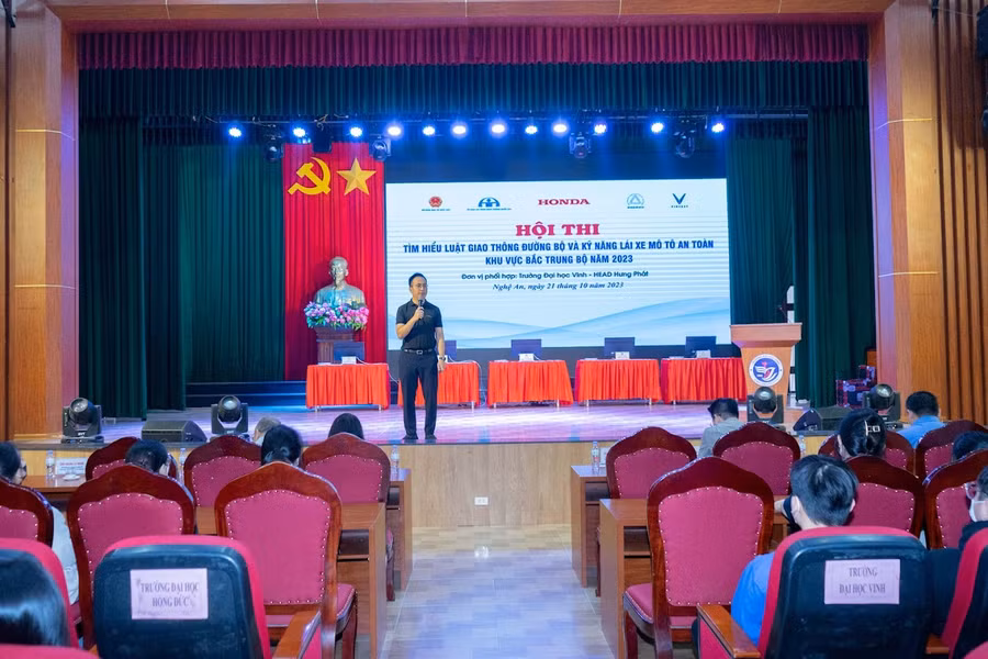 Sinh viên nghe tuyên truyền kiến thức kiến tạo thế hệ xanh, bảo hiểm bắt buộc trách nhiệm dân sự của chủ xe cơ giới, kiến thức, kỹ năng về ATGT. Ảnh: Hồ Lài.