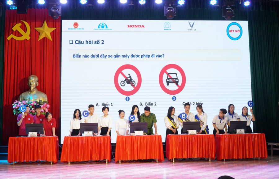 Các đội thi tham gia phần thi lý thuyết về Luật giao thông đường bộ. Ảnh: Hồ Lài. Các đội thi tham gia phần thi lý thuyết về Luật giao thông đường bộ. Ảnh: Hồ Lài.