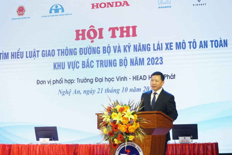 Ông Trần Văn Đạt - Quyền Vụ trưởng Vụ Giáo dục chính trị và công tác học sinh sinh viên (Bộ GD&ĐT) phát động hội thi. Ảnh: Hồ Lài. Ông Trần Văn Đạt - Quyền Vụ trưởng Vụ Giáo dục chính trị và công tác học sinh sinh viên (Bộ GD&ĐT) phát động hội thi. Ảnh: Hồ Lài.