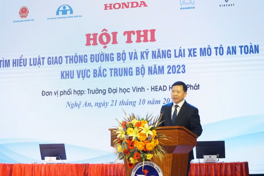 Ông Trần Văn Đạt - Quyền Vụ trưởng Vụ Giáo dục chính trị và công tác học sinh sinh viên (Bộ GD&amp;ĐT) phát động hội thi. Ảnh: Hồ Lài.