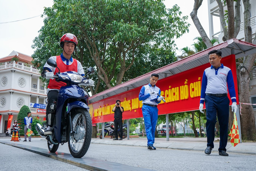 Sinh viên tham gia thi thực hành về lái xe mô tô an toàn. Ảnh: Hồ Lài. Sinh viên tham gia thi thực hành về lái xe mô tô an toàn. Ảnh: Hồ Lài.