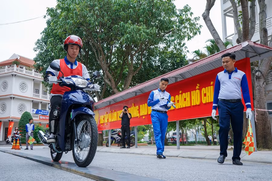 Sinh viên tham gia thi thực hành về lái xe mô tô an toàn. Ảnh: Hồ Lài.