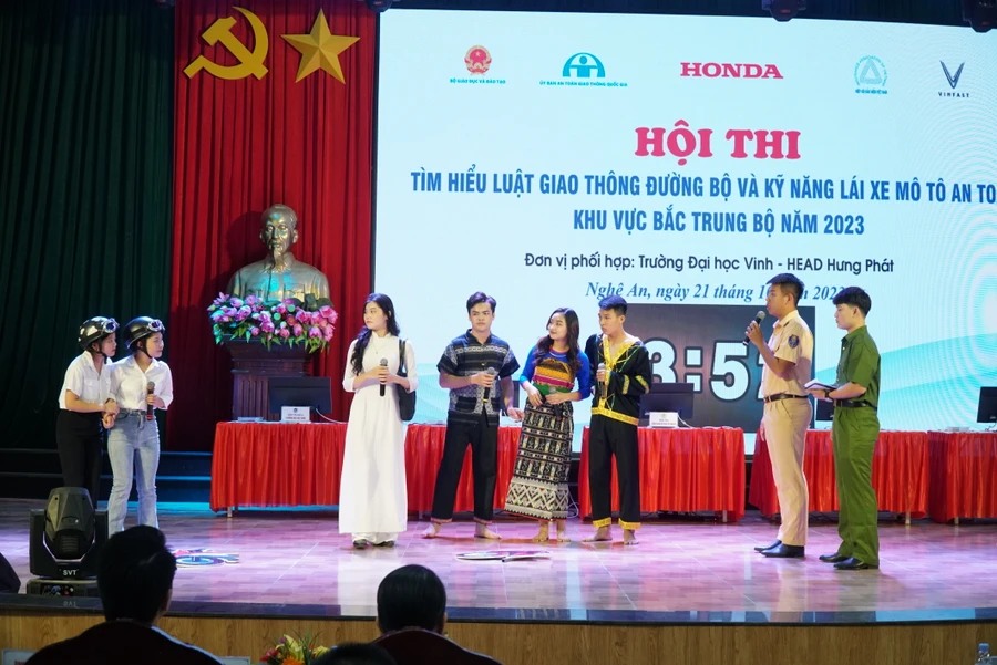 Các đội dự thi phần tiểu phẩm Hội thi tìm hiểu Luật giao thông đường bộ và kỹ năng lái xe mô tô an toàn” khu vực Bắc Trung bộ năm 2023. Ảnh: Hồ Lài.