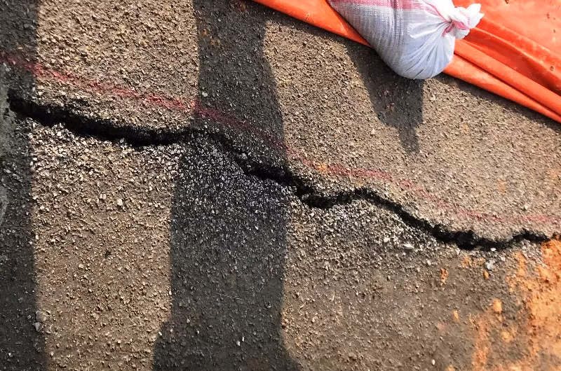 Vết nứt ở thân đập hồ thủy lợi Sông Mực (Thanh Hóa).