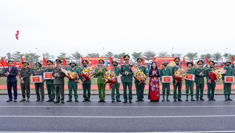 Các đại biểu tặng hoa, quà động viên tân binh tại huyện Vĩnh Tường Các đại biểu tặng hoa, quà động viên tân binh tại huyện Vĩnh Tường