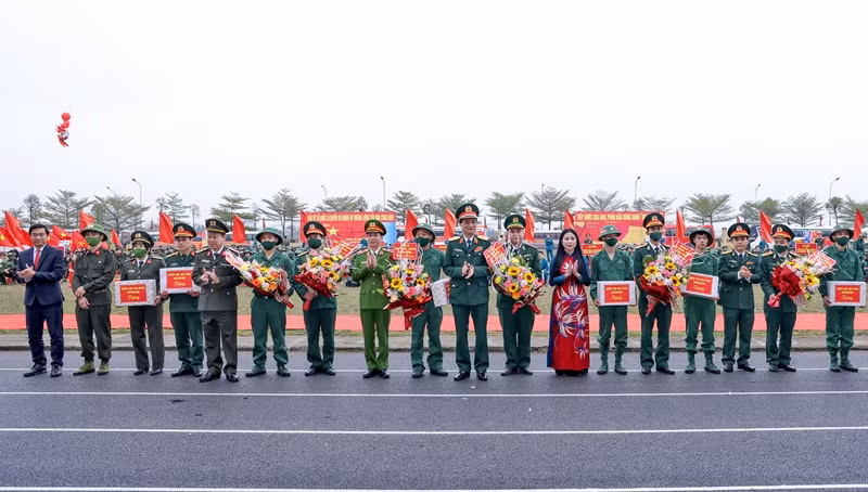 Các đại biểu tặng hoa, quà động viên tân binh tại huyện Vĩnh Tường