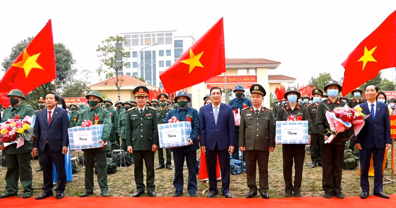 Bí thư Tỉnh ủy Phú Thọ tặng hoa, quà động viên tân binh nhập ngũ. Ảnh: Thanh Trà - Ngọc Tùng