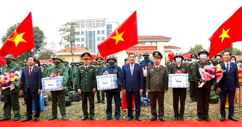 Bí thư Tỉnh ủy Phú Thọ tặng hoa, quà động viên tân binh nhập ngũ. Ảnh: Thanh Trà - Ngọc Tùng