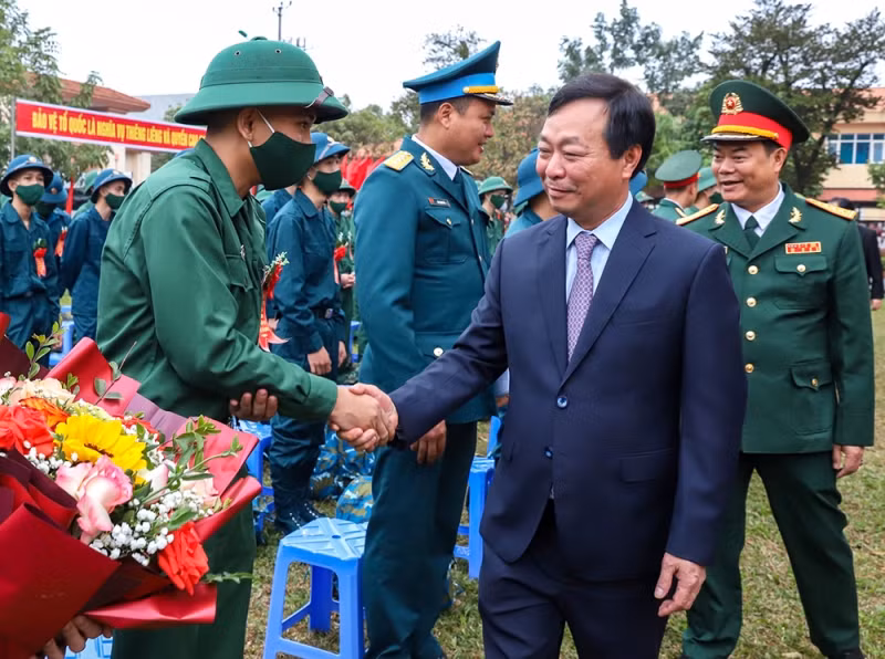 Chủ tịch UBND tỉnh Phú Thọ động viên tân binh trước giờ nhập ngũ. Ảnh: Trà My - Tú Anh