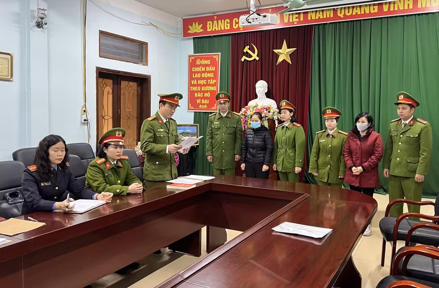 Cơ quan điều tra công bố quyết định khởi tố bị can, lệnh bắt bị can để tạm giam đối với Phạm Thị Kim Dung và Hoàng Thị Phượng. Ảnh: Công an tỉnh Hà Giang