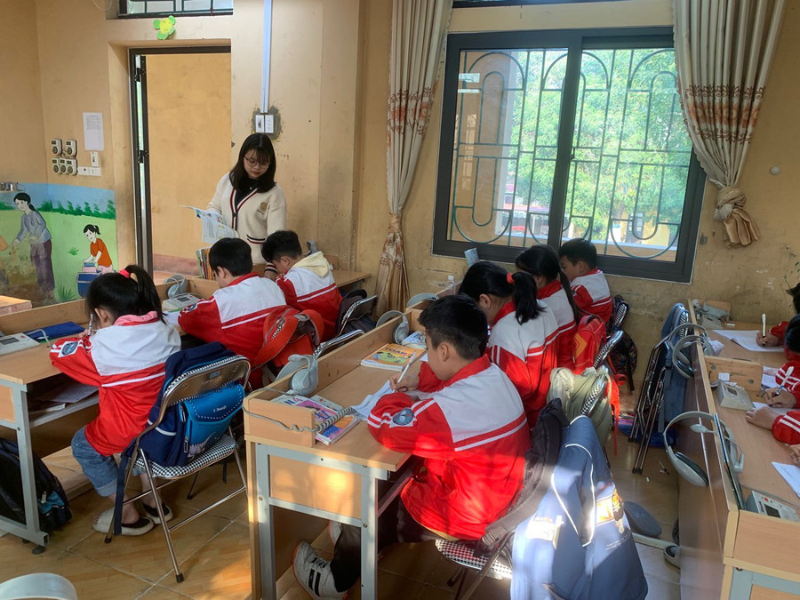Cô giáo Dương Thùy Linh được đánh giá là một trong những giáo viên trẻ giàu nhiệt huyết, luôn đi đầu trong mọi hoạt động của nhà trường. Cô giáo Dương Thùy Linh được đánh giá là một trong những giáo viên trẻ giàu nhiệt huyết, luôn đi đầu trong mọi hoạt động của nhà trường.