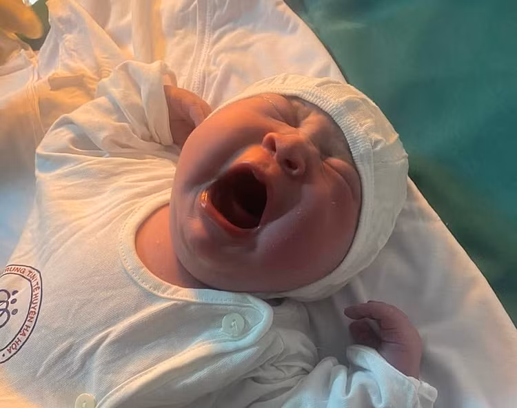 Bé trai chào đời nặng 5,4kg, sức khỏe tốt. Ảnh: Trung tâm y tế Hạ Hòa cung cấp