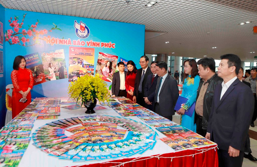 Các đại biểu tham quan gian trưng bày báo Xuân.