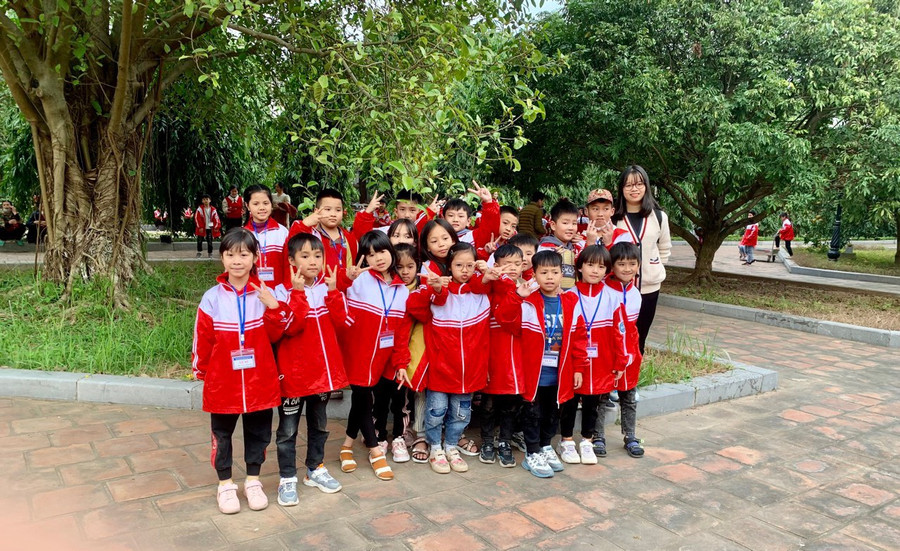 Cô Dương Thùy Linh cùng học sinh tham gia hoạt động ngoại khóa Cô Dương Thùy Linh cùng học sinh tham gia hoạt động ngoại khóa