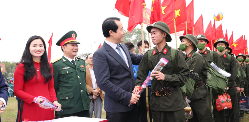 Phó Bí thư Thường trực Tỉnh ủy Vĩnh Phúc Phạm Hoàng Anh tặng hoa chúc mừng tân binh tại huyện Sông Lô Phó Bí thư Thường trực Tỉnh ủy Vĩnh Phúc Phạm Hoàng Anh tặng hoa chúc mừng tân binh tại huyện Sông Lô