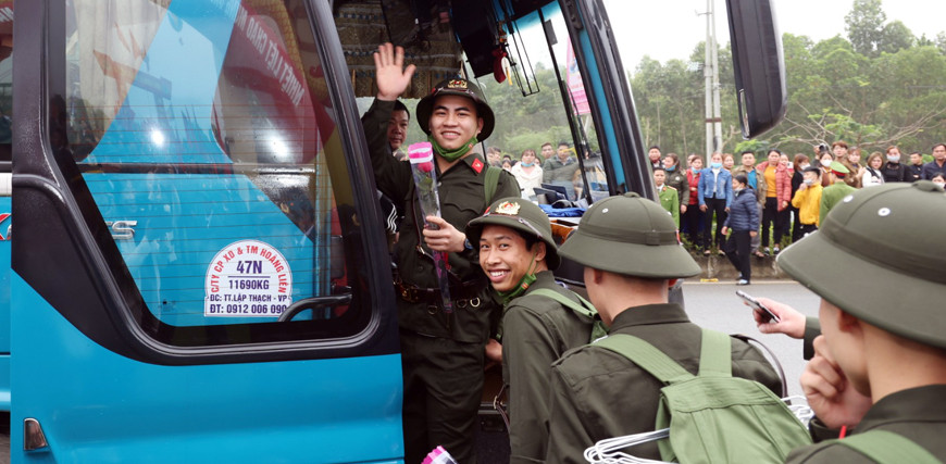 Tân binh huyện Sông Lô lên đường nhập ngũ Tân binh huyện Sông Lô lên đường nhập ngũ