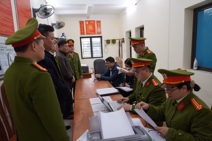 Cơ quan điều tra công bố quyết định khởi tố bị can, lệnh bắt bị can để tạm giam 2 đối tượng. Ảnh: Công an tỉnh Hà Giang