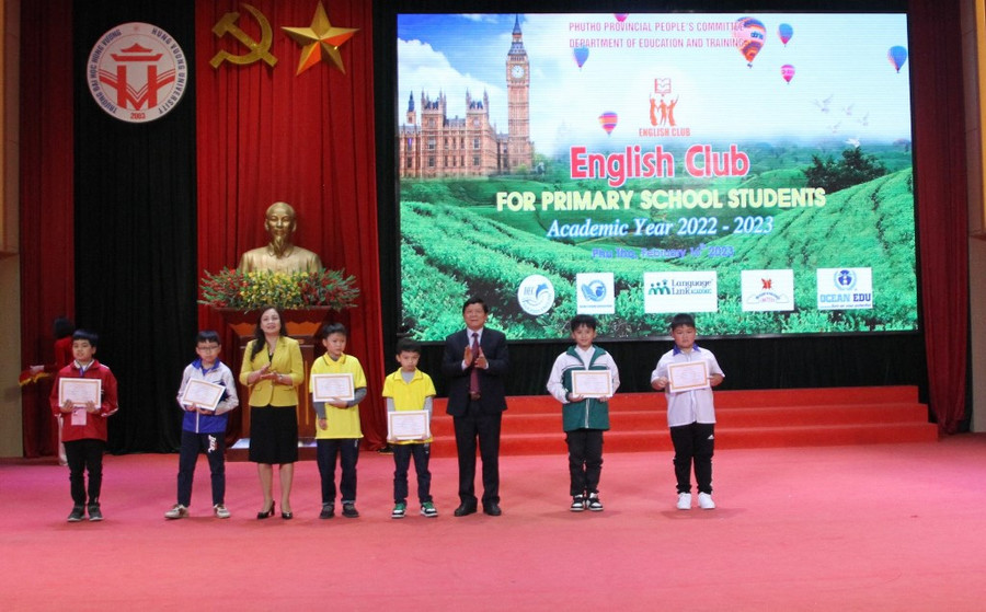 Lãnh đạo Sở GD&ĐT Phsu Thọ trao giải Nhất phần thi Siêu nhí đấu trí cho 6 cá nhân Lãnh đạo Sở GD&ĐT Phsu Thọ trao giải Nhất phần thi Siêu nhí đấu trí cho 6 cá nhân