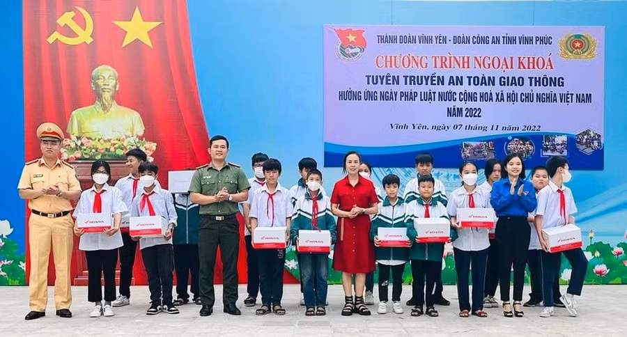 Hoạt động ngoại khóa tuyên truyền về an toàn giao thông tại Trường THCS Liên Bảo