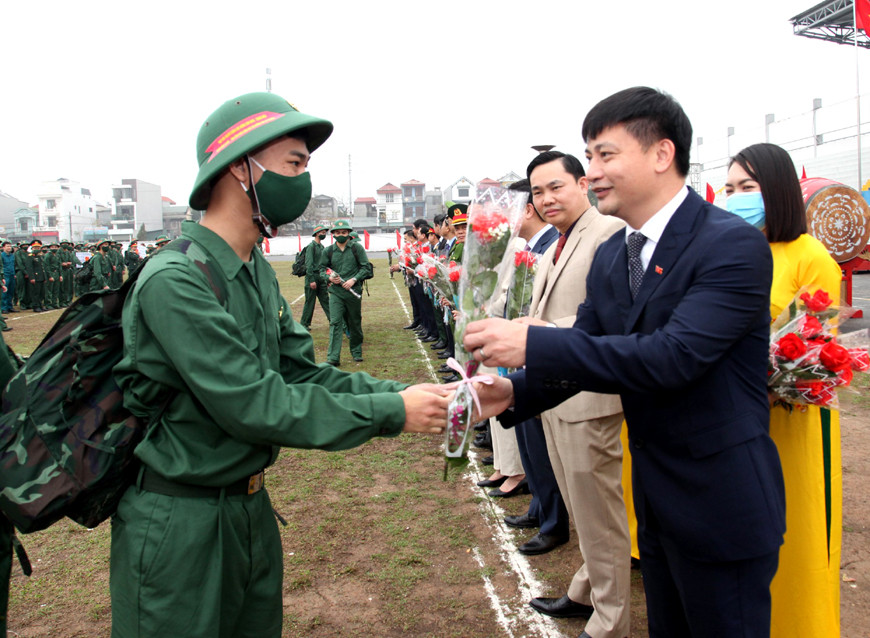 Phó Chủ tịch HĐND tỉnh Vĩnh Phúc Nguyễn Trung Hải tặng hoa các tân binh tặng hoa chúc mừng tân binh tại huyện Bình Xuyên Phó Chủ tịch HĐND tỉnh Vĩnh Phúc Nguyễn Trung Hải tặng hoa các tân binh tặng hoa chúc mừng tân binh tại huyện Bình Xuyên