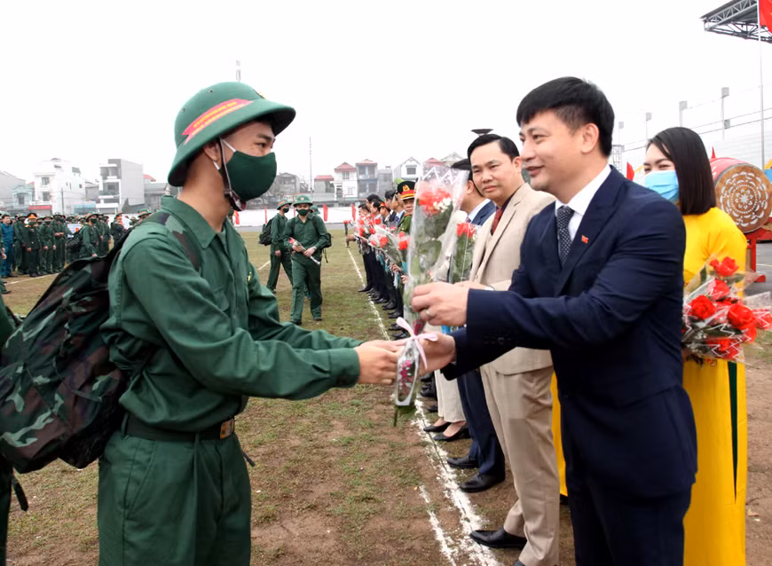 Phó Chủ tịch HĐND tỉnh Vĩnh Phúc Nguyễn Trung Hải tặng hoa các tân binh tặng hoa chúc mừng tân binh tại huyện Bình Xuyên