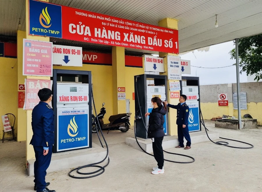 Lực lượng quản lý thị trường tỉnh Vĩnh Phúc kiểm tra cửa hàng xăng dầu thuộc Doanh nghiệp tư nhân 8-3. Ảnh: QLTT Vĩnh Phúc