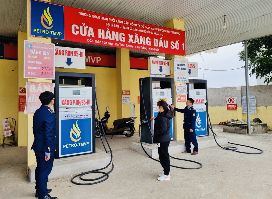 Lực lượng quản lý thị trường tỉnh Vĩnh Phúc kiểm tra cửa hàng xăng dầu thuộc Doanh nghiệp tư nhân 8-3. Ảnh: QLTT Vĩnh Phúc