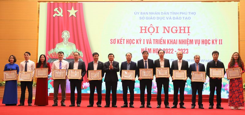 Nhiều tập thể, cá nhân có thành tích xuất sắc được khen thưởng tại hội nghị lần này Nhiều tập thể, cá nhân có thành tích xuất sắc được khen thưởng tại hội nghị lần này