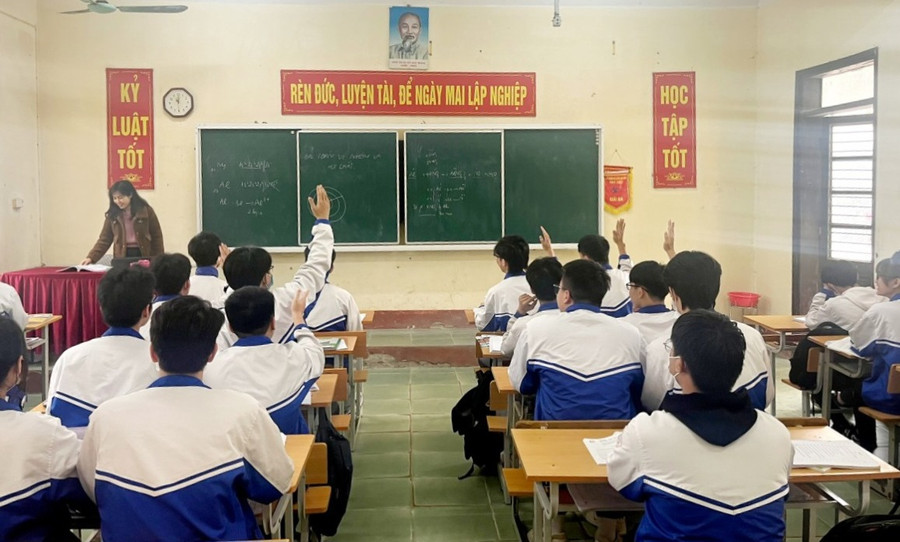 Cô và trò Trường THPT Việt Trì trong giờ học