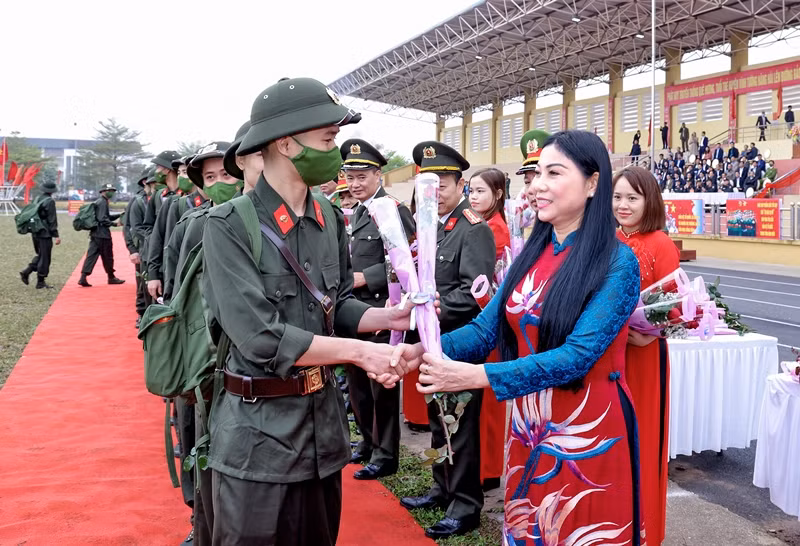 Bí thư Tỉnh ủy Vĩnh Phúc tặng hoa chúc mừng tân binh tại huyện Vĩnh Tường